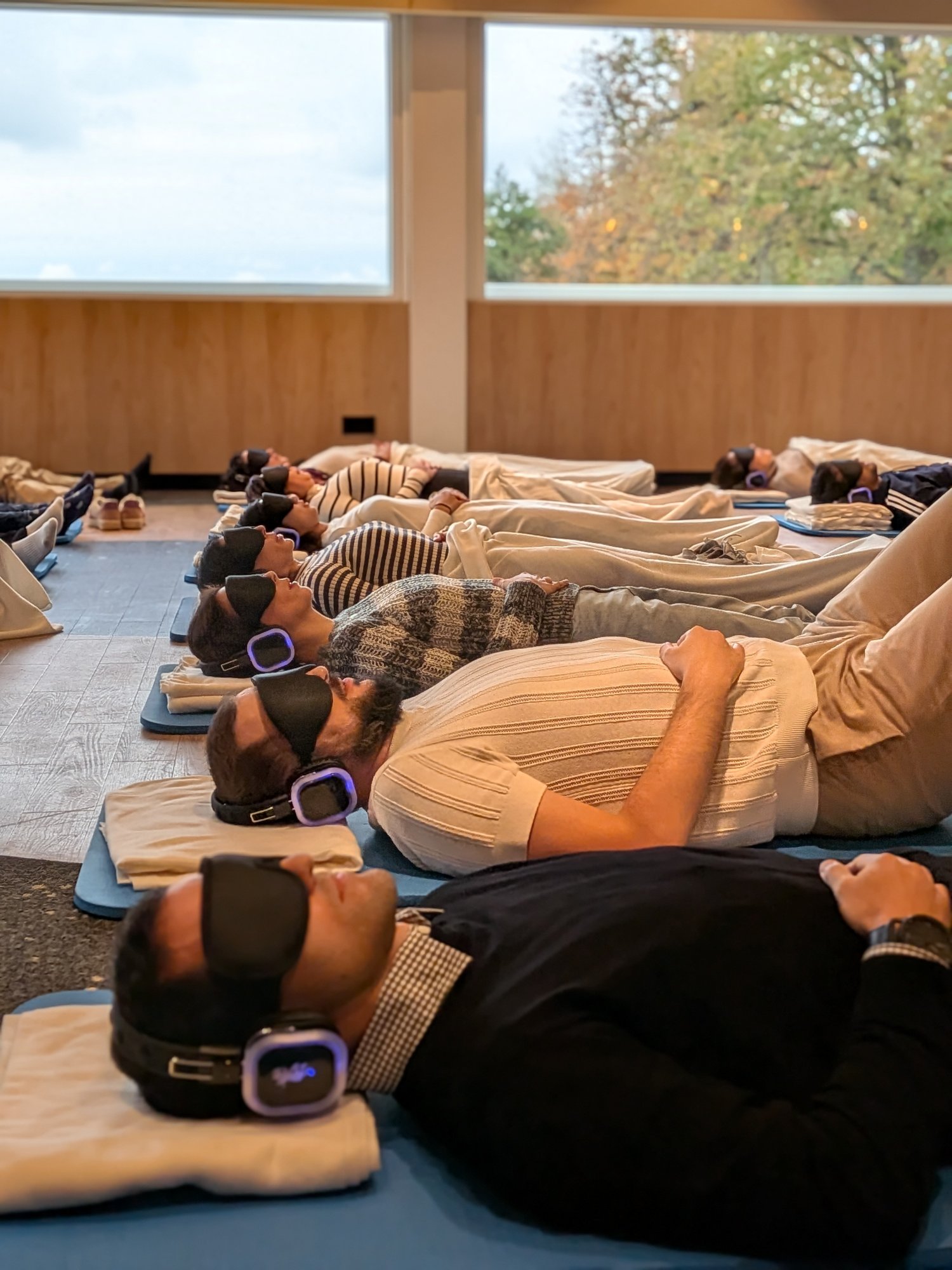 Deelnemers breathwork sessie met hoofdtelefoon