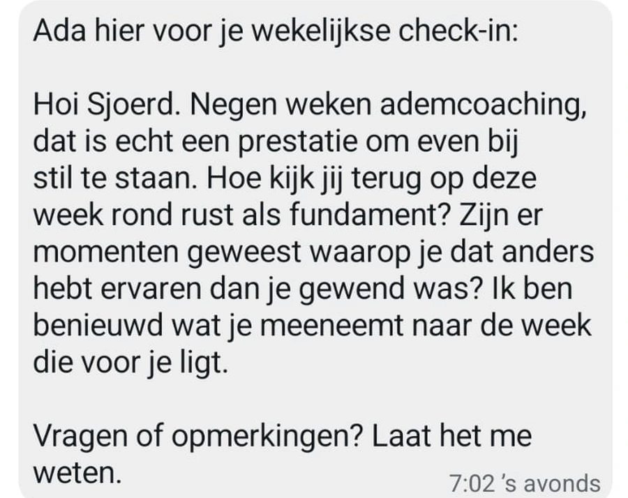 Ada's wekelijkse check-in in WhatsApp: felicitatie voor negen weken en de vraag hoe je op je week terugkijkt
